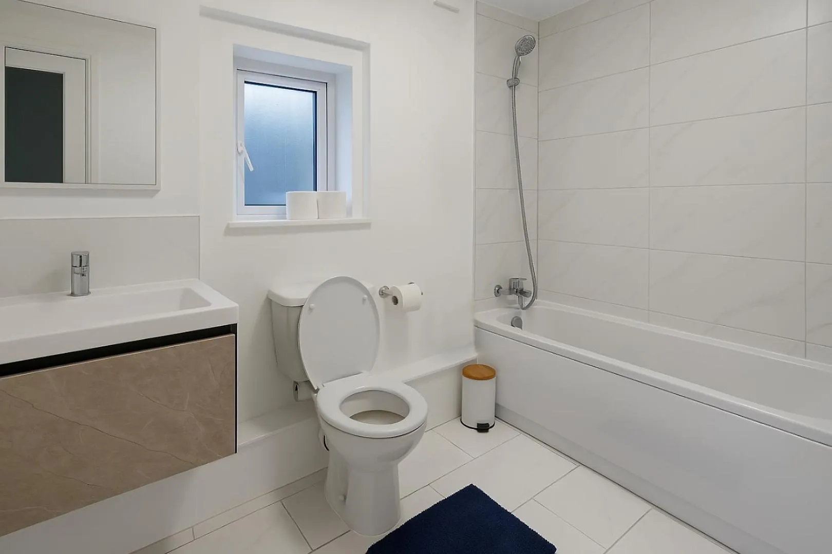 Spacious 4-Bed Home With Secured Parking Near Abba Arena, Stadium, Tube & In Bustling Zone 2 London Apartment